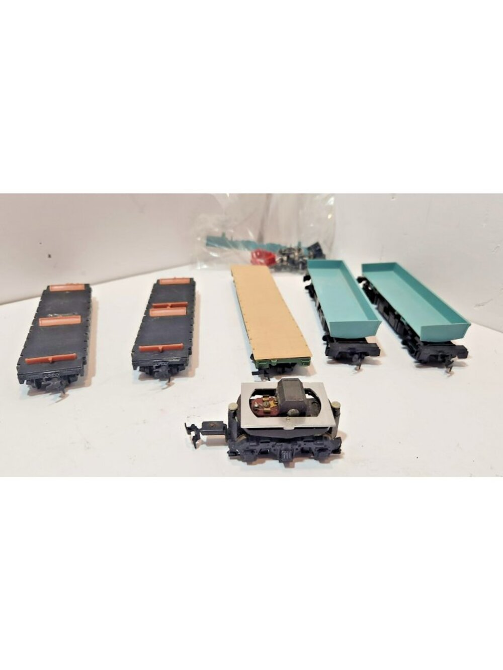 Vintage Lot of 6 HO Scale Train Cars Flatbeds Side Loads